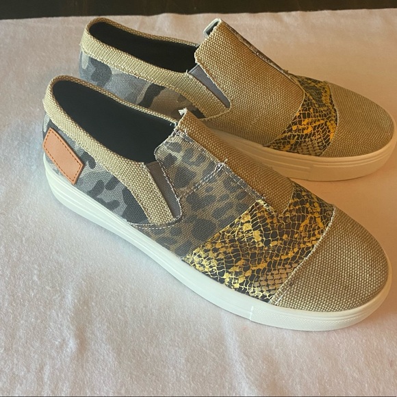 Shoes - 💥 3/$15 Leopard, Camo & Snakeskin Pattern Slip on Raw Edge Canvas Shoes - 8